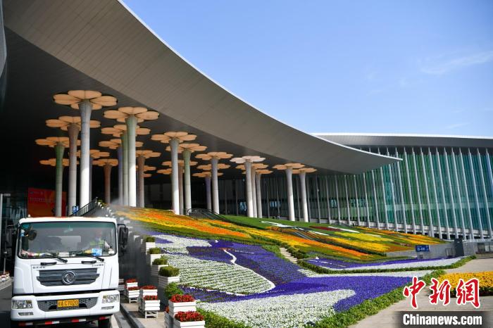 第五屆進(jìn)博會場館景觀裝飾全面定妝?！￡悏魸?攝