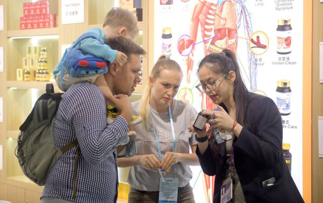 資料圖片：客商在廣交會(huì)上參觀選購(gòu)商品。（新華社發(fā)）